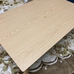木製のテーブルです。