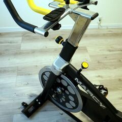 スピンバイクフィットネスバイク 美品 本格的ホイール 摩擦負荷無段階 静音 ハンドル/サドル調整可 移動キャスター付き