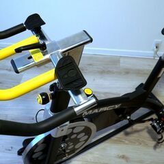スピンバイクフィットネスバイク 美品 本格的ホイール 摩擦負荷無段階 静音 ハンドル/サドル調整可 移動キャスター付き
