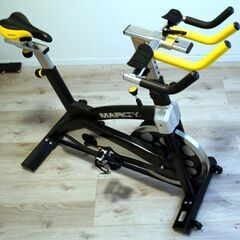 スピンバイクフィットネスバイク 美品 本格的ホイール 摩擦負荷無段階 静音 ハンドル/サドル調整可 移動キャスター付き