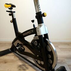 スピンバイクフィットネスバイク 美品 本格的ホイール 摩擦負荷無段階 静音 ハンドル/サドル調整可 移動キャスター付き