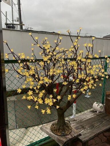 大きな桜の木の花びらが光るオブジェ【野外使用可能】