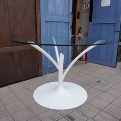 イタリアのCalligaris(カリガリス)社のACACIA(アカシア)ダイニングテーブルです。ガラスの透明感と天然木のようなスマートな脚が魅力のラウンドテーブル。モダンなお部屋や北欧スタイルなどに。CG134