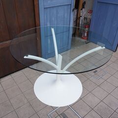 イタリアのCalligaris(カリガリス)社のACACIA(アカシア)ダイニングテーブルです。ガラスの透明感と天然木のようなスマートな脚が魅力のラウンドテーブル。モダンなお部屋や北欧スタイルなどに。CG134