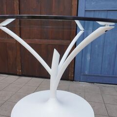 イタリアのCalligaris(カリガリス)社のACACIA(アカシア)ダイニングテーブルです。ガラスの透明感と天然木のようなスマートな脚が魅力のラウンドテーブル。モダンなお部屋や北欧スタイルなどに。CG134