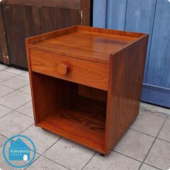 デンマークから入荷したチーク材を使用したサイドテーブルです