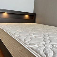 SIMMONSホテル級ダブルベッド　ライト、コンセント付