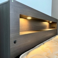 SIMMONSホテル級ダブルベッド　ライト、コンセント付