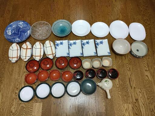 各種皿、陶器、漆器沢山