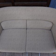 天童木工(Tendo)より剣持勇デザインCentro(チェントロ) 2Pソファーです！背もたれの腰があたる部分がちょうど良くフィットするように設計された快適な座り心地の2人掛けソファーです。CG204