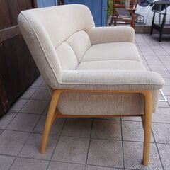 天童木工(Tendo)より剣持勇デザインCentro(チェントロ) 2Pソファーです！背もたれの腰があたる部分がちょうど良くフィットするように設計された快適な座り心地の2人掛けソファーです。CG204