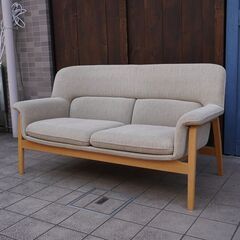 天童木工(Tendo)より剣持勇デザインCentro(チェントロ) 2Pソファーです！背もたれの腰があたる部分がちょうど良くフィットするように設計された快適な座り心地の2人掛けソファーです。CG204