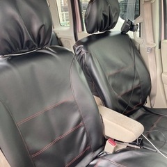軽自動車用の何にでも合う革の黒で前用2つ赤線入り、後ろ黒のシートカバー