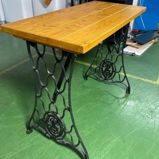● ウッド\u0026スチールテーブル、アンティーク、アンティークのミシン台の足を使用したテーブル