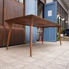 FUJI FURNITURE(冨士ファニチア)のKoti(コティ)ウォールナット材 ダイニングテーブルです。フシの少ない最上グレードの素材を使用。モダンなデザインは北欧テイストなどに♪CG222