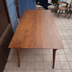 FUJI FURNITURE(冨士ファニチア)のKoti(コティ)ウォールナット材 ダイニングテーブルです。フシの少ない最上グレードの素材を使用。モダンなデザインは北欧テイストなどに♪CG222