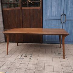 FUJI FURNITURE(冨士ファニチア)のKoti(コティ)ウォールナット材 ダイニングテーブルです。フシの少ない最上グレードの素材を使用。モダンなデザインは北欧テイストなどに♪CG222