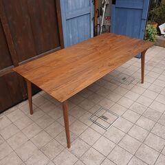 FUJI FURNITURE(冨士ファニチア)のKoti(コティ)ウォールナット材 ダイニングテーブルです。フシの少ない最上グレードの素材を使用。モダンなデザインは北欧テイストなどに♪CG222