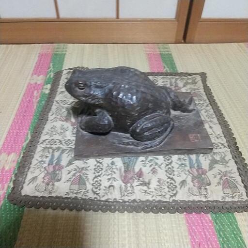 カエルの彫り物