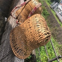 古い竹の背負う籠