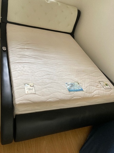 このサイズは珍しい！海外製クイーンサイズのベッド