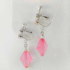 【ネット決済・配送可】ハンドメイドイヤリング　ピンクのダイヤ