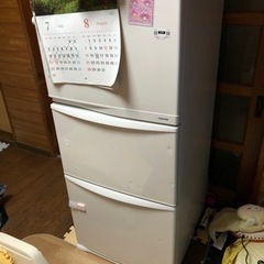 2012年式の冷蔵庫になります