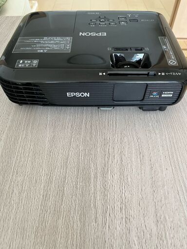 お値下げいたしました。 EPSON プロジェクター本体 リモコン付き プロジェクター EPSON 傷なしピカピカ！値下げしました！
