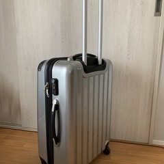 スーツケース　Mサイズ　シルバーキャリーケース