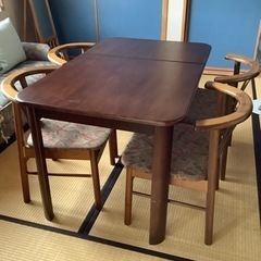伸縮する食卓テーブルと椅子4脚