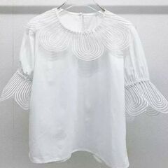 タグ付き フラワー襟チャームブラウス