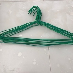 緑色　針金ハンガー