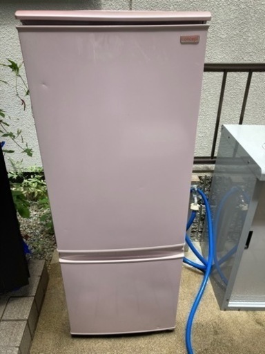 可愛いピンクの冷蔵庫です。 - キッチン家電