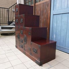 四国高松の伝統工芸 飛鳥民芸家具の欅材 階段箪笥です。三方に欅材を贅沢に使用した高級感漂う和箪笥。華やかな金具や美しい木目より堂々とした存在感を放ち、上質な和の空間に♪CG304