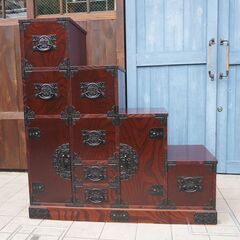 四国高松の伝統工芸 飛鳥民芸家具の欅材 階段箪笥です。三方に欅材を贅沢に使用した高級感漂う和箪笥。華やかな金具や美しい木目より堂々とした存在感を放ち、上質な和の空間に♪CG304