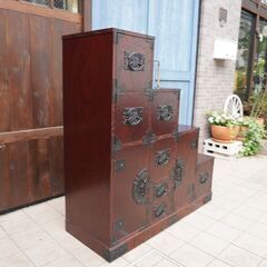 四国高松の伝統工芸 飛鳥民芸家具の欅材 階段箪笥です。三方に欅材を贅沢に使用した高級感漂う和箪笥。華やかな金具や美しい木目より堂々とした存在感を放ち、上質な和の空間に♪CG304