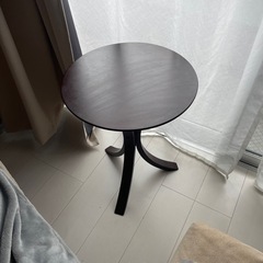 シンプルなサイドテーブル