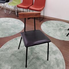 シンプルなデザインの椅子を差し上げます