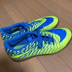 NIKEのフットサルシューズになります！