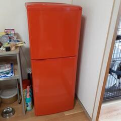 赤い小さな2ドア冷蔵庫