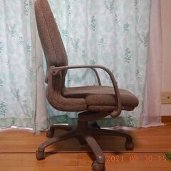 新品で４万円ほどする重役椅子