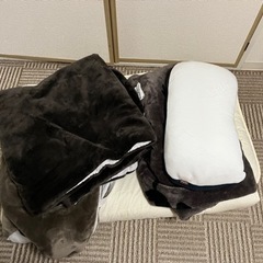 寝具（枕、毛布、毛布生地の敷布団カバー×2、敷布団）