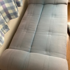 ブルーのソファーベッド