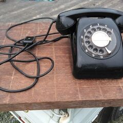 昭和のダイヤル式黒電話です。