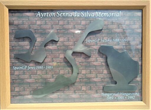７０％OFF　アイルトンセナ　メモリアルモニュメントの製作部材同一品　スズカ・へレス・ハンガローリンク・チタンプレート ３枚セット　額入り