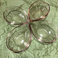 【新品】花びら形ガラス食器　4つ