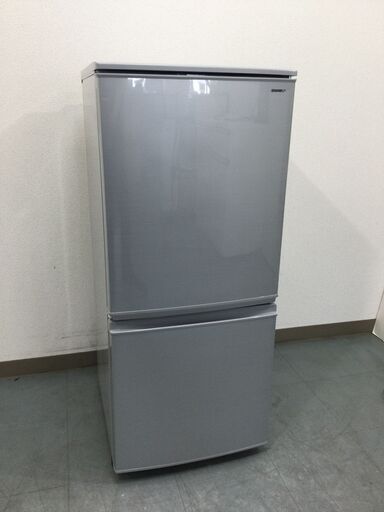 （10/8受渡済）JT4925【SHARP/シャープ 2ドア冷蔵庫】美品 2018年製 SJ-D14D-S 137L 家電 キッチン 冷蔵冷凍庫