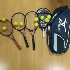 硬式テニスラケットと硬式ボールとバック
