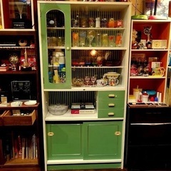 こんな感じのレトロな食器棚探しております！