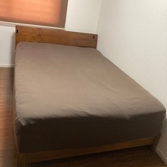 ダブルサイズのベッド(マットレス+フレーム)